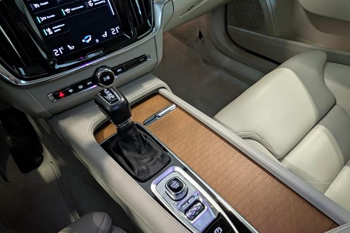 Grå Volvo S90 fra 2018