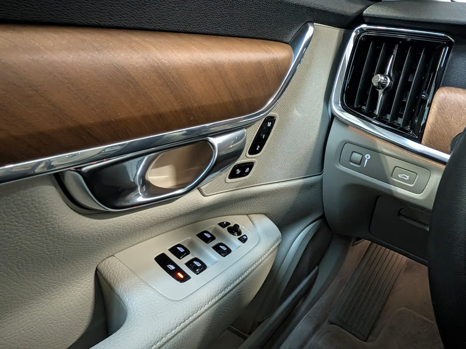 Grå Volvo S90 fra 2018