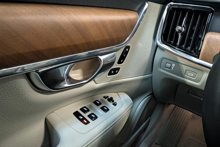 Grå Volvo S90 fra 2018