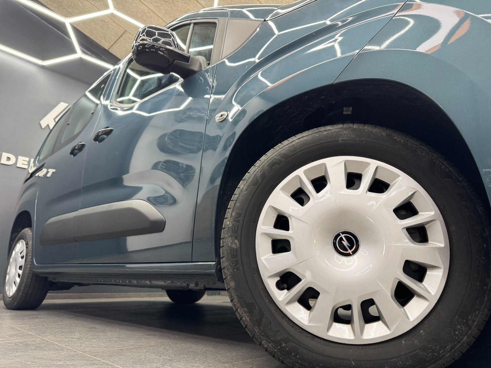 Blå Opel Combo-e Life fra 2025