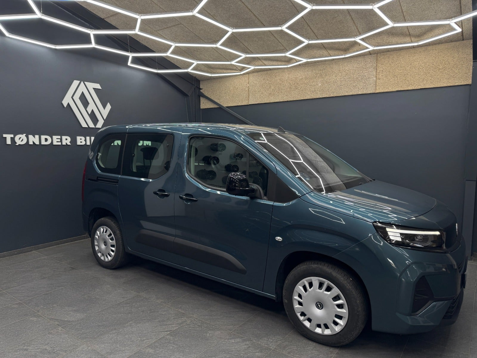 Blå Opel Combo-e Life fra 2025
