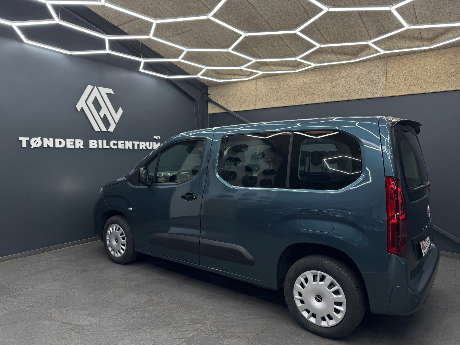 Blå Opel Combo-e Life fra 2025