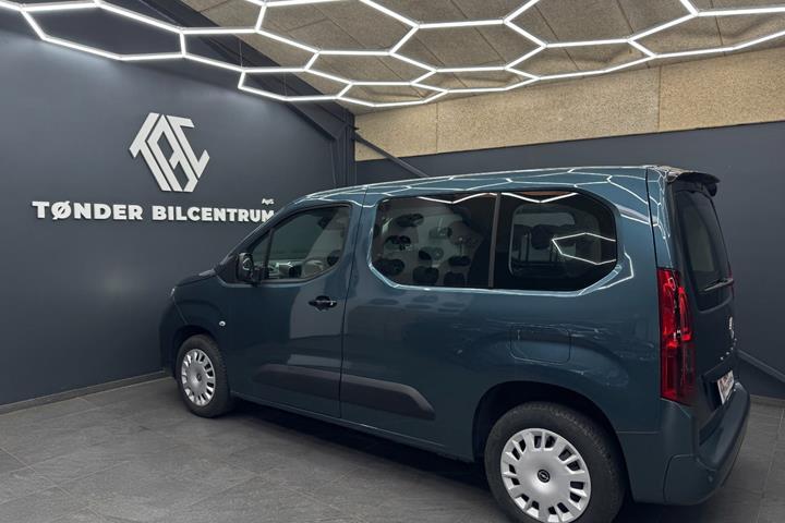Blå Opel Combo-e Life fra 2025