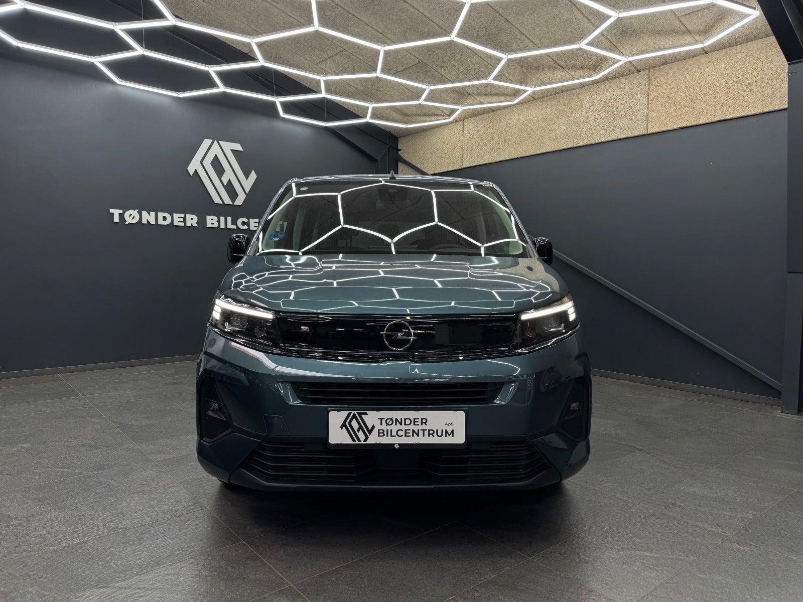 Blå Opel Combo-e Life fra 2025