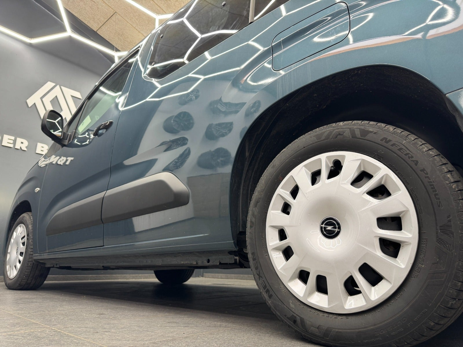 Blå Opel Combo-e Life fra 2025