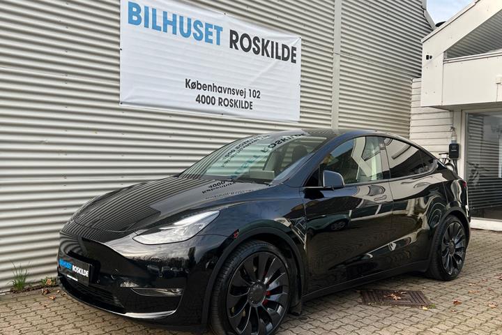 Sort Tesla Model Y fra 2024