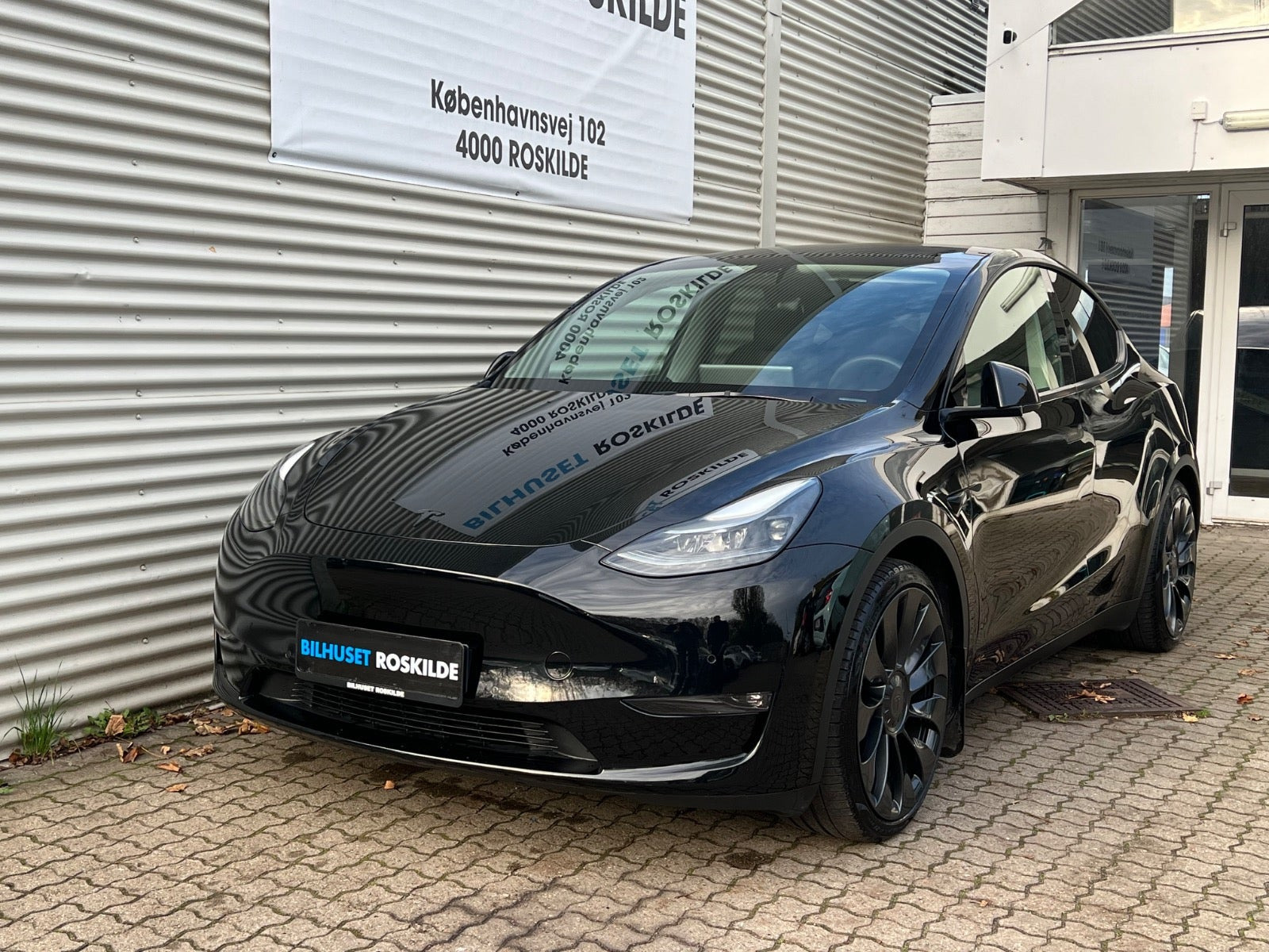 Sort Tesla Model Y fra 2024