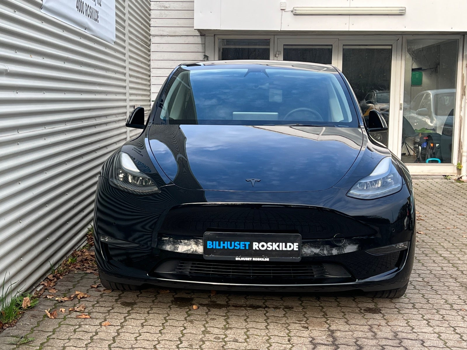 Sort Tesla Model Y fra 2024