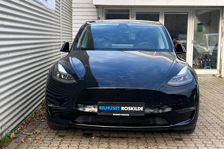 Sort Tesla Model Y fra 2024