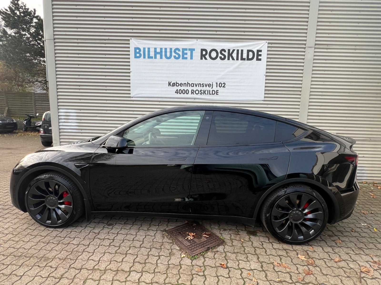 Sort Tesla Model Y fra 2024
