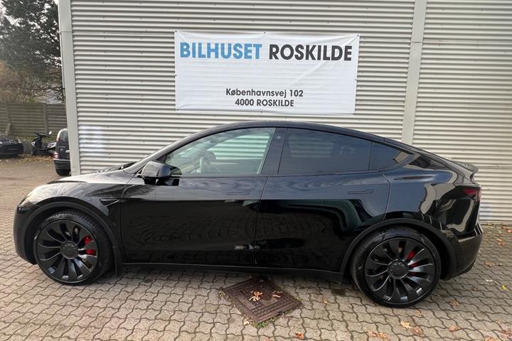 Sort Tesla Model Y fra 2024