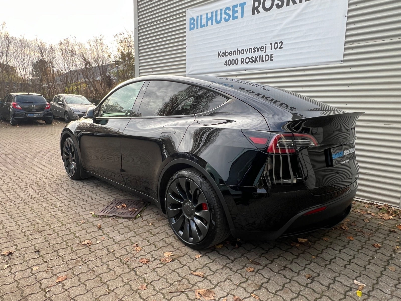 Sort Tesla Model Y fra 2024