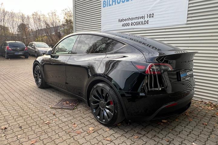 Sort Tesla Model Y fra 2024