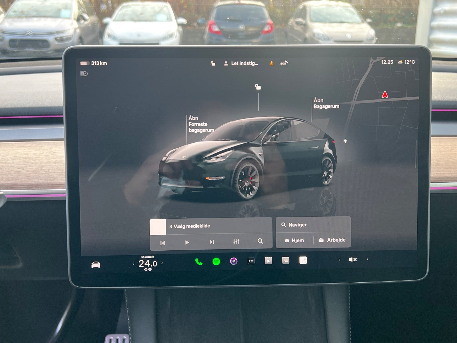 Sort Tesla Model Y fra 2024