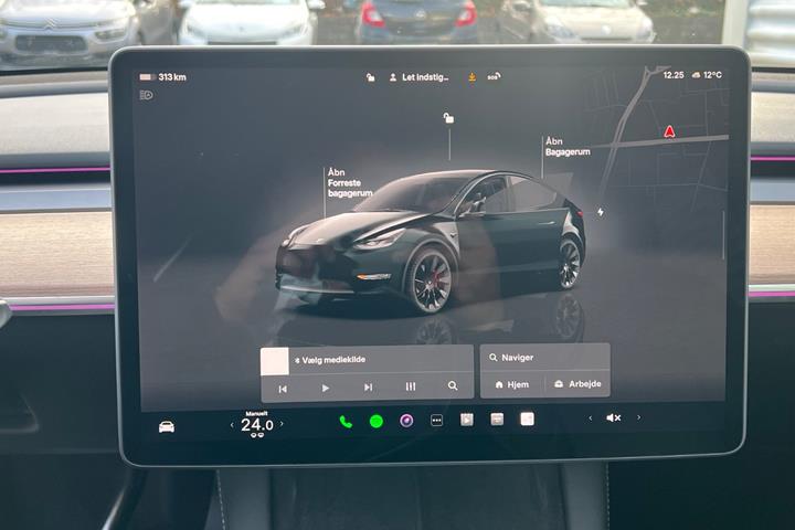 Sort Tesla Model Y fra 2024