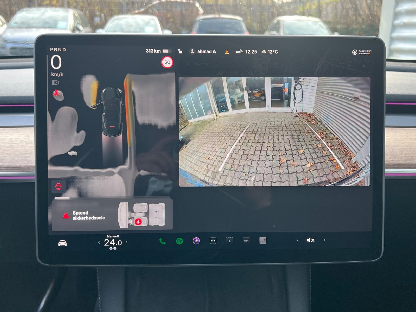 Sort Tesla Model Y fra 2024