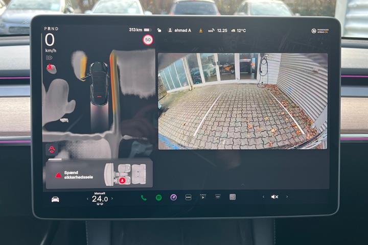 Sort Tesla Model Y fra 2024