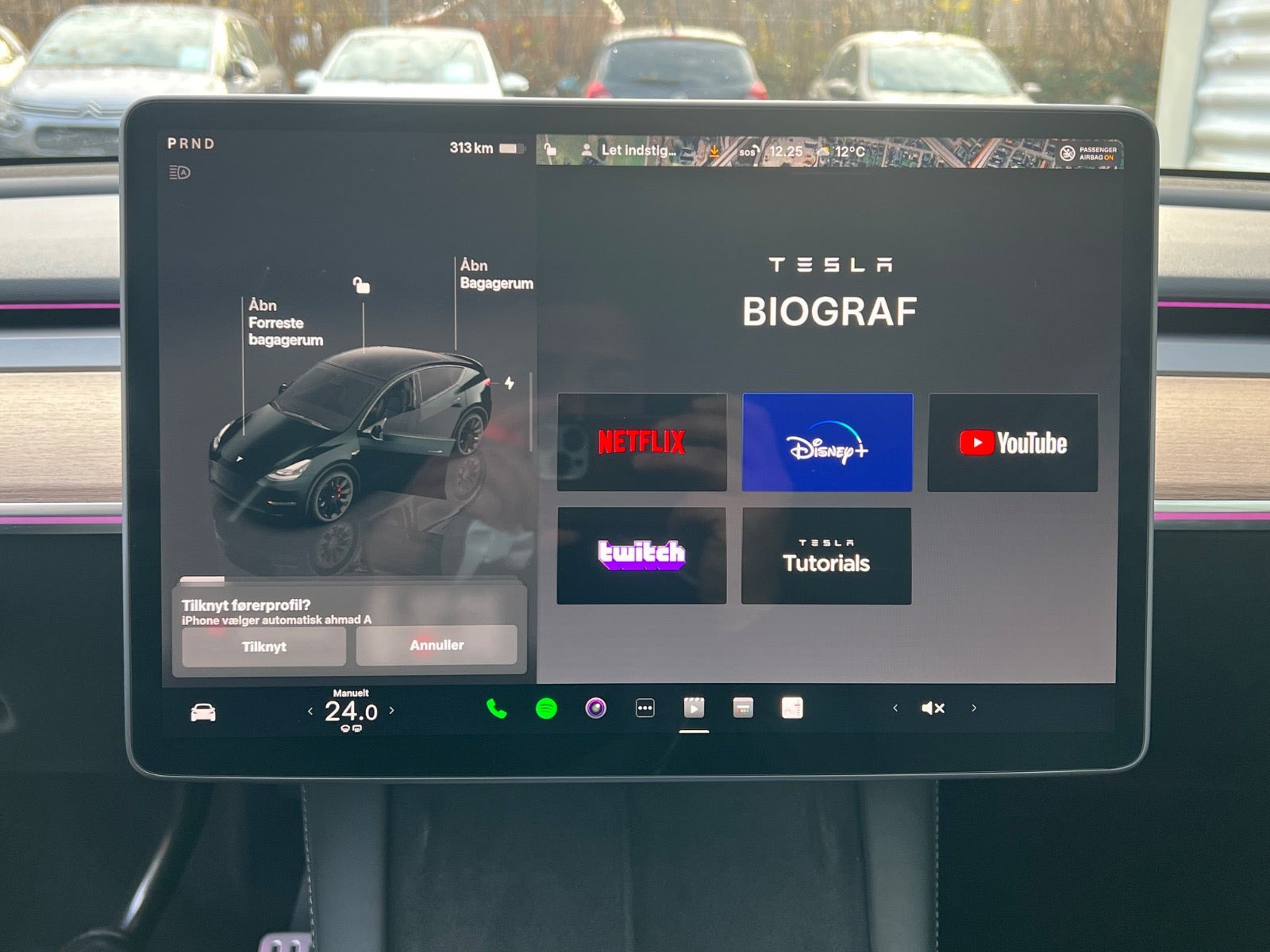 Sort Tesla Model Y fra 2024