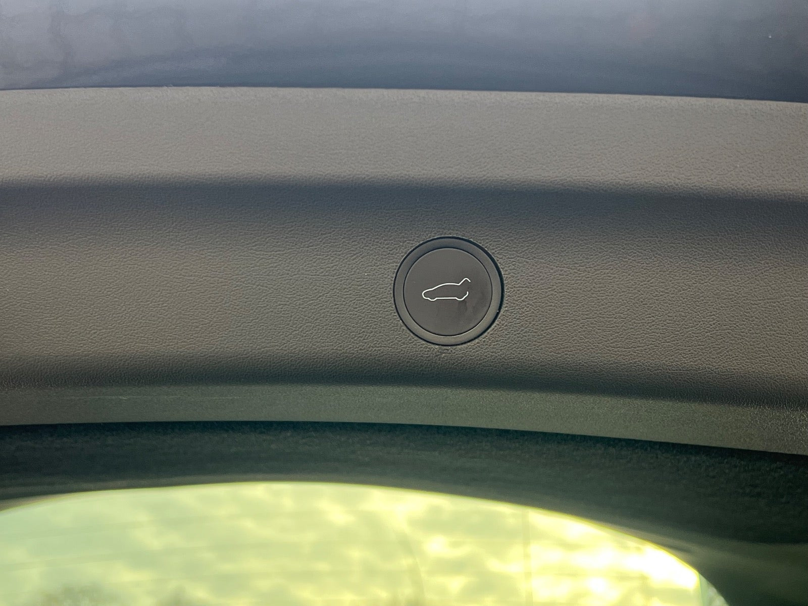 Sort Tesla Model Y fra 2024