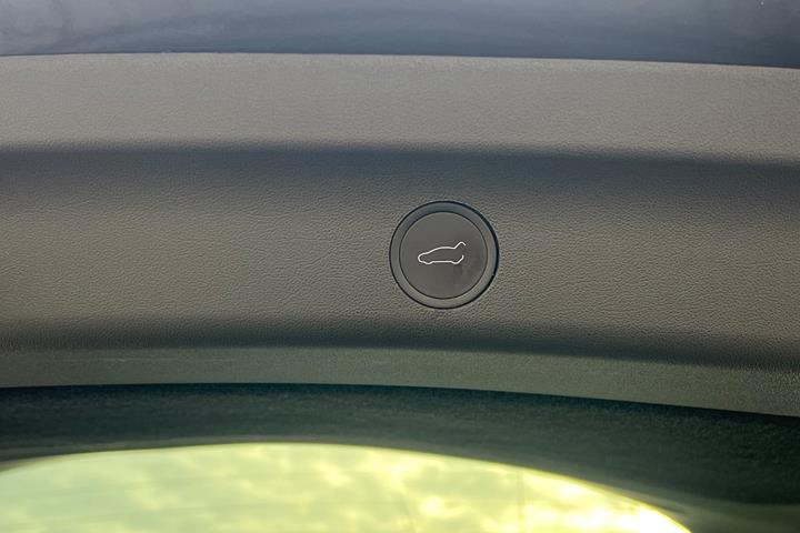 Sort Tesla Model Y fra 2024