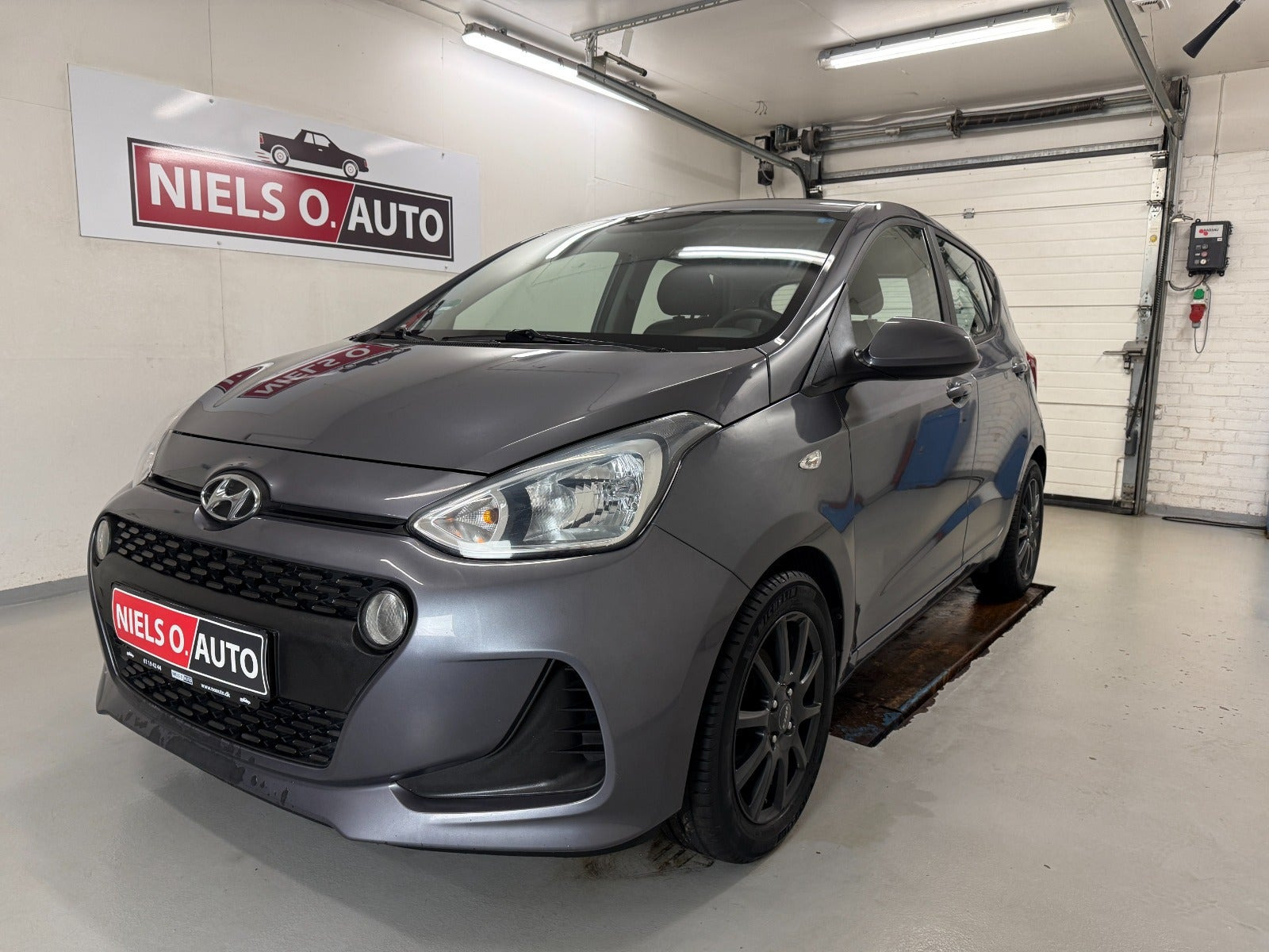 Grå Hyundai i10 fra 2017