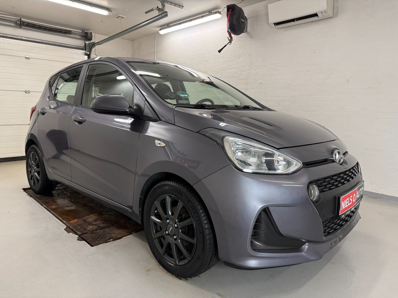 Grå Hyundai i10 fra 2017