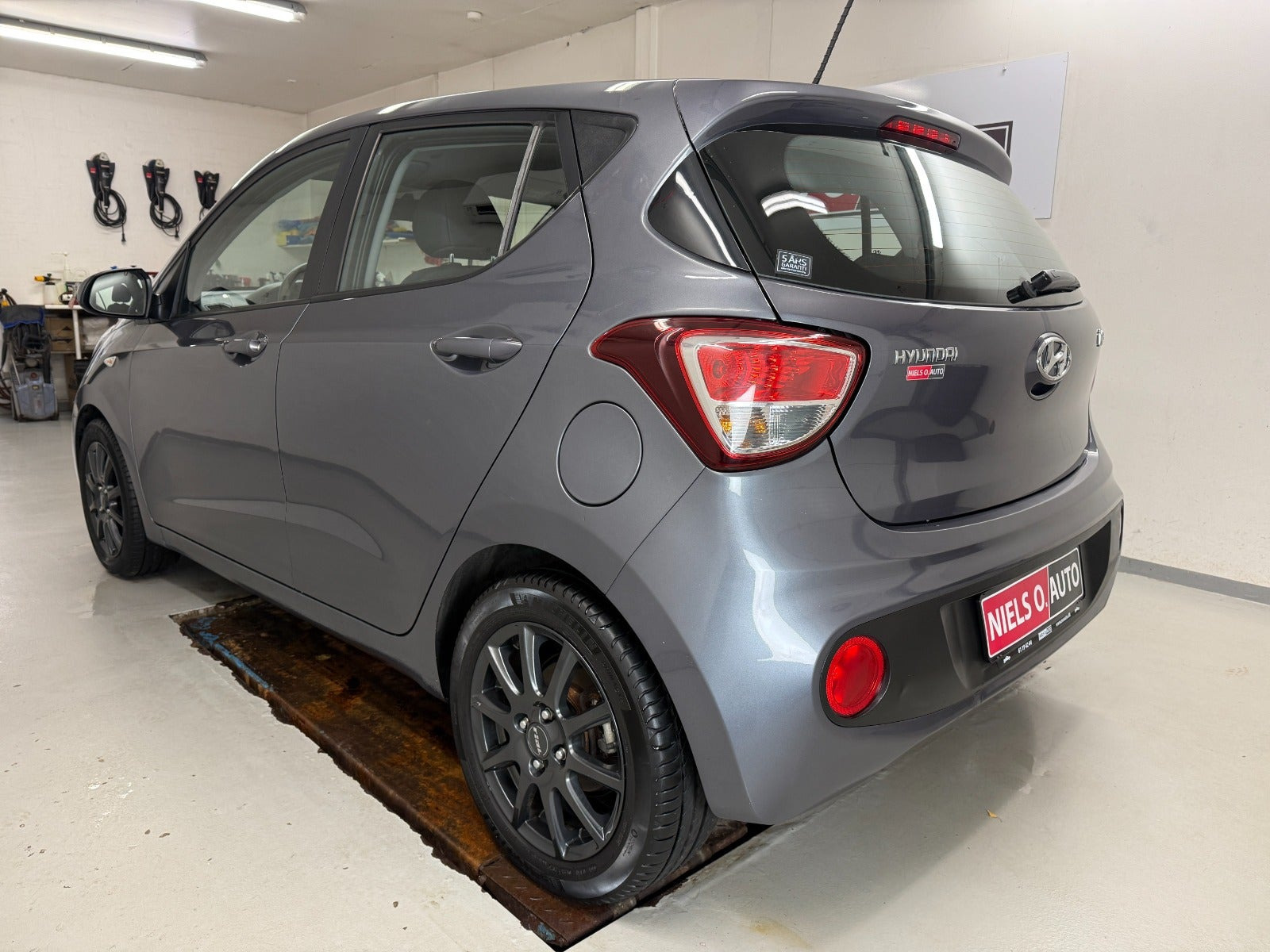 Grå Hyundai i10 fra 2017