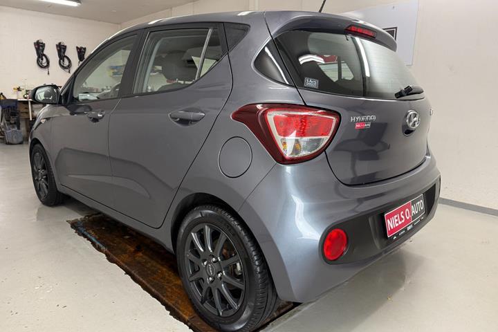 Grå Hyundai i10 fra 2017