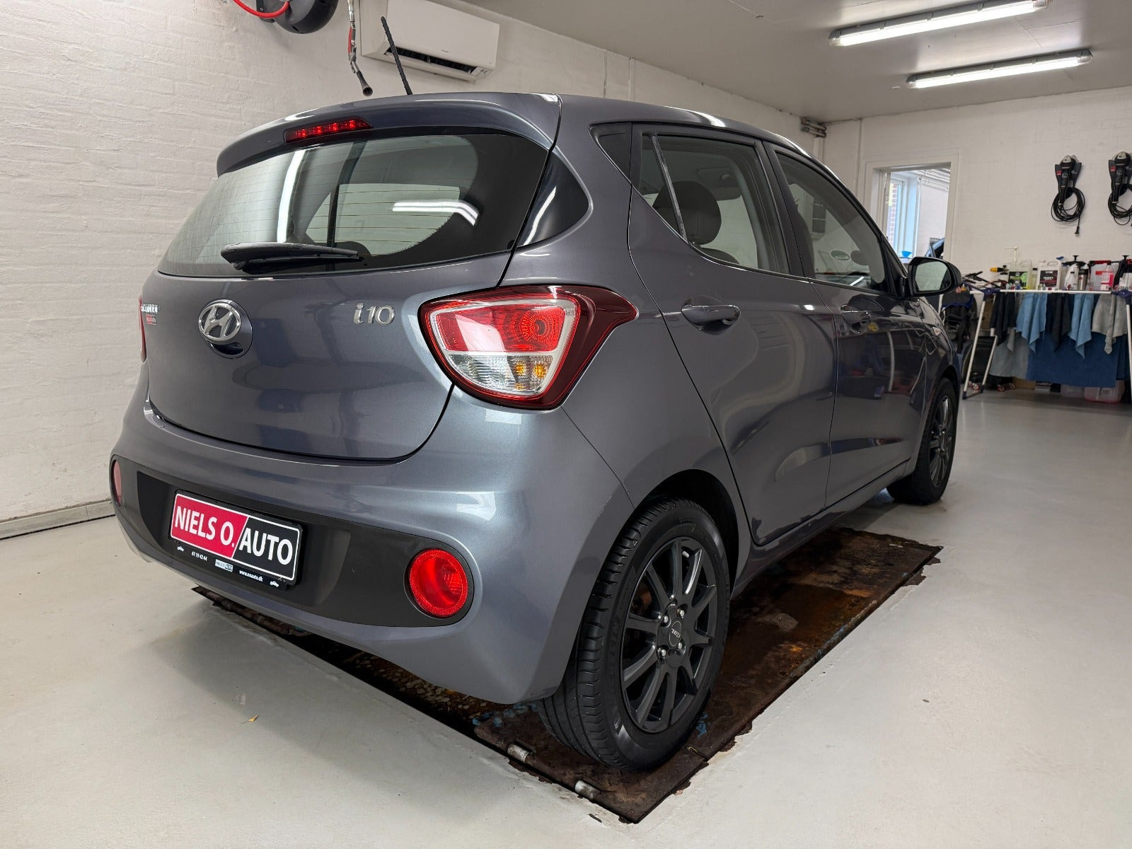 Grå Hyundai i10 fra 2017