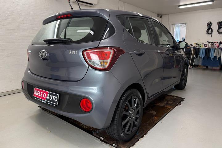 Grå Hyundai i10 fra 2017