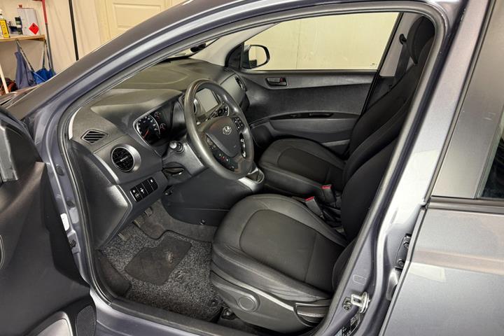 Grå Hyundai i10 fra 2017