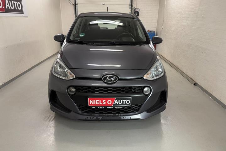 Grå Hyundai i10 fra 2017