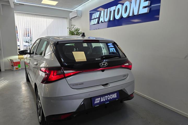 Sølv Hyundai i20 fra 2022