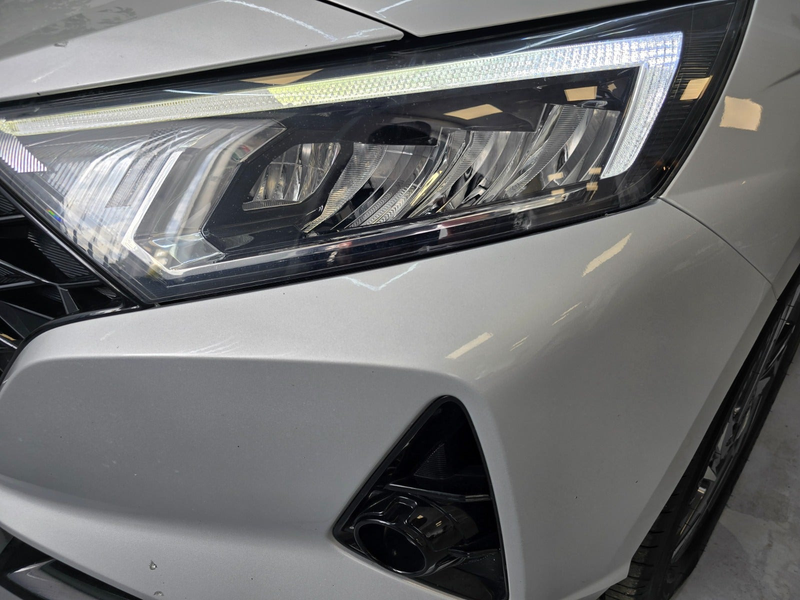 Sølv Hyundai i20 fra 2022