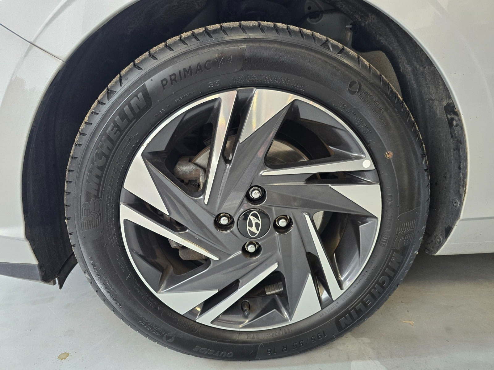Sølv Hyundai i20 fra 2022
