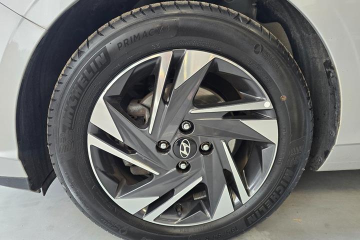 Sølv Hyundai i20 fra 2022