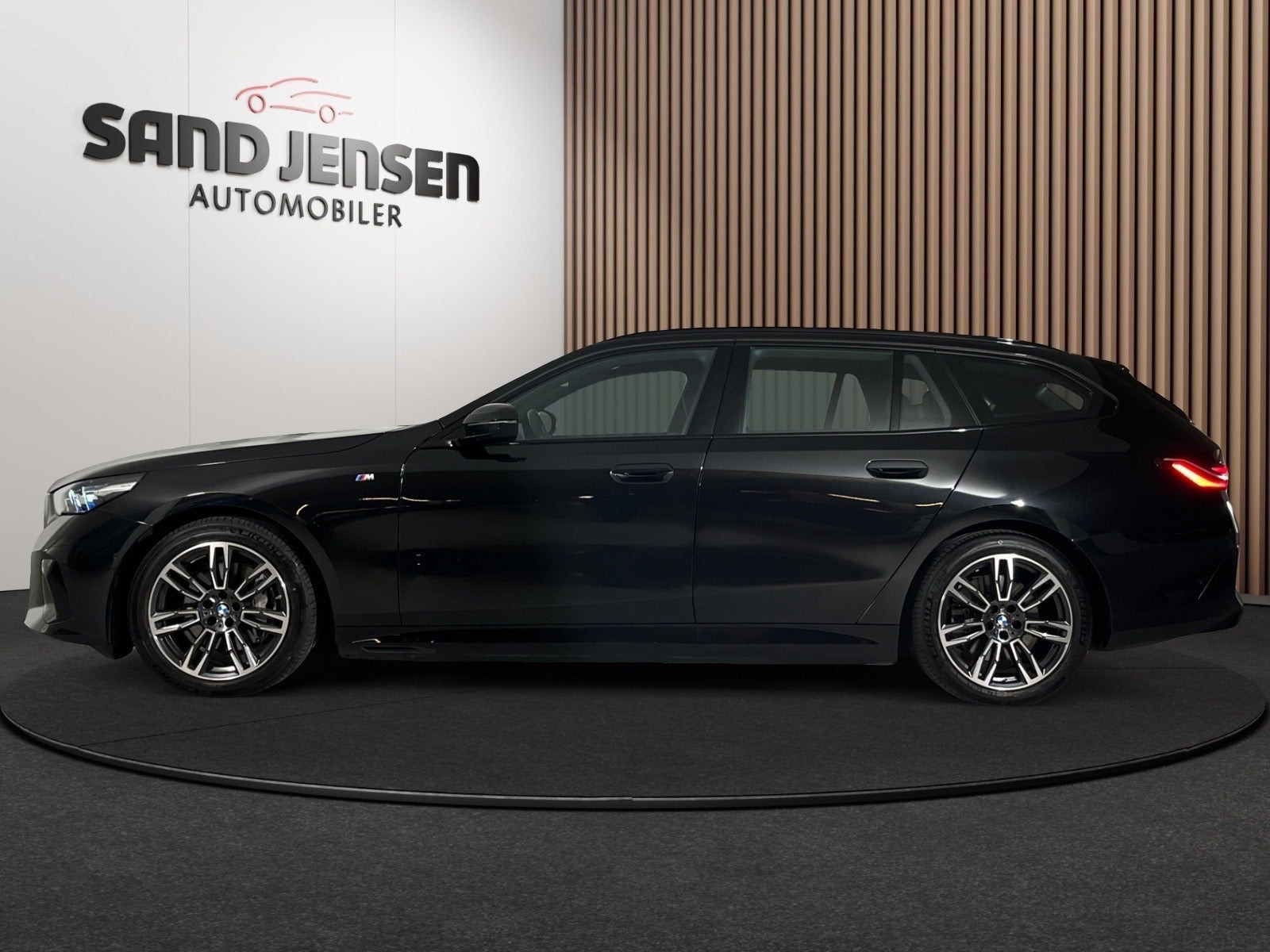 Sort BMW i5 fra 2025