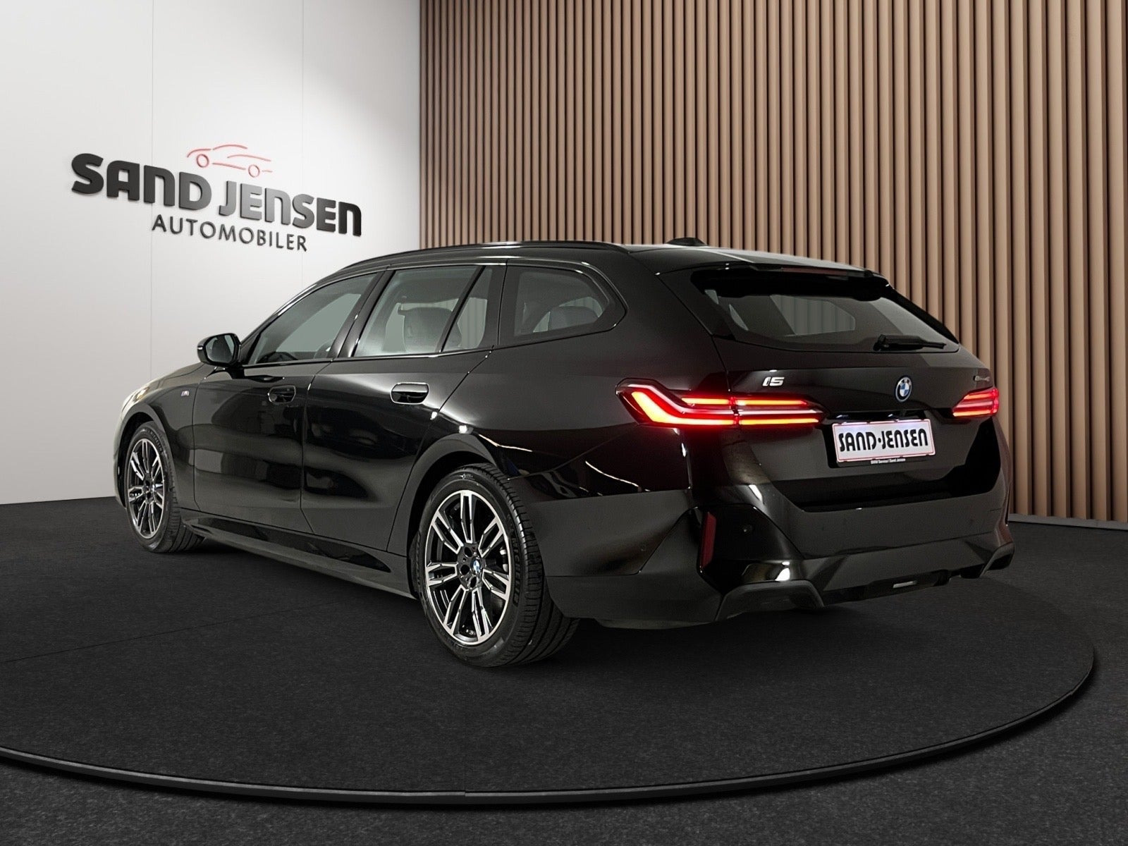 Sort BMW i5 fra 2025