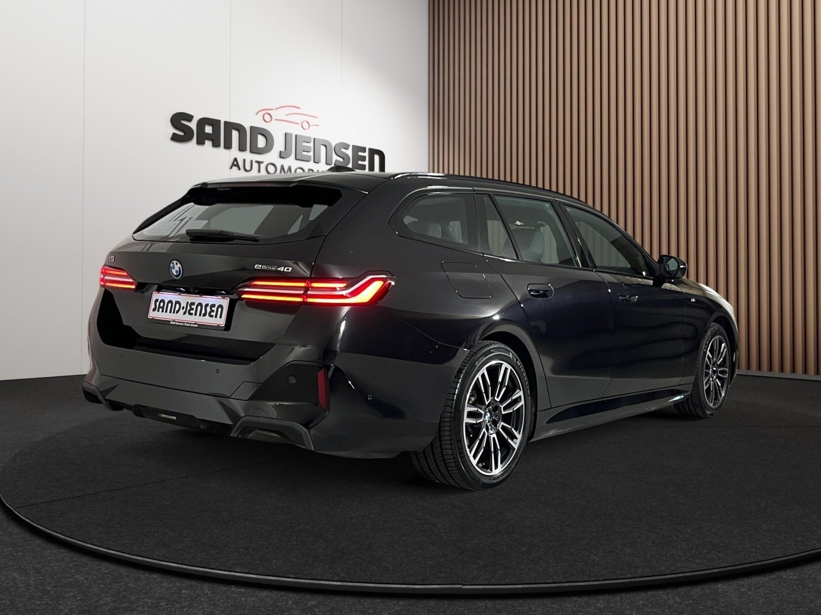 Sort BMW i5 fra 2025