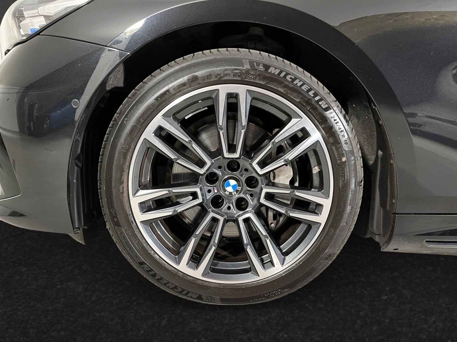 Sort BMW i5 fra 2025