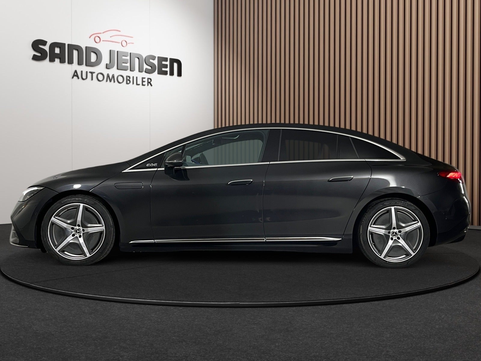 Grå Mercedes EQE350 fra 2024