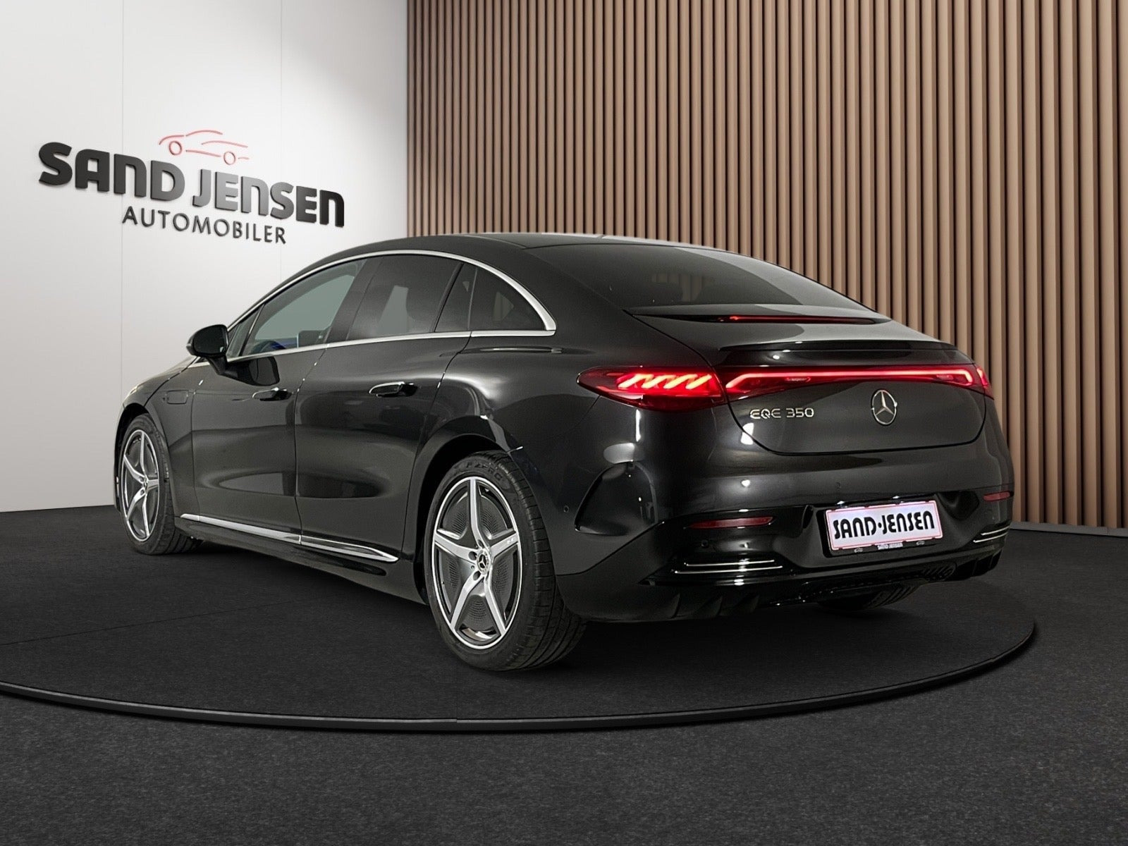 Grå Mercedes EQE350 fra 2024