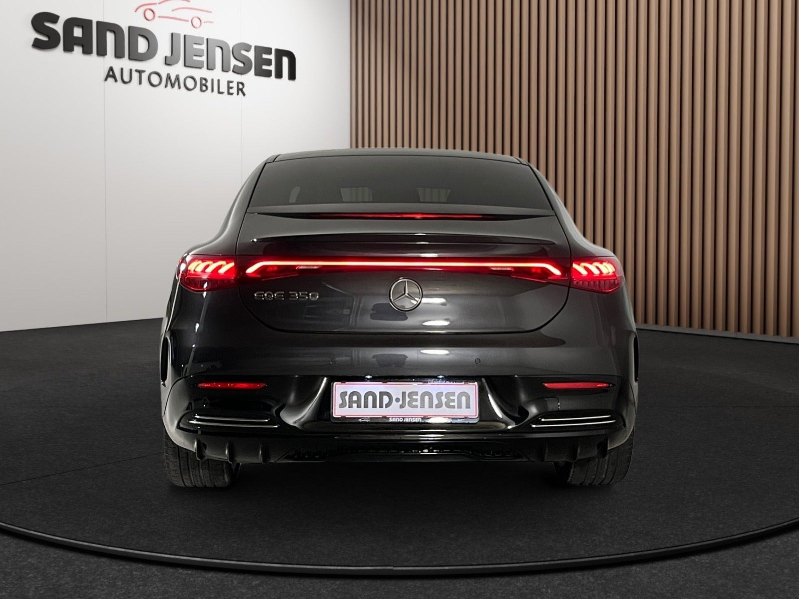 Grå Mercedes EQE350 fra 2024