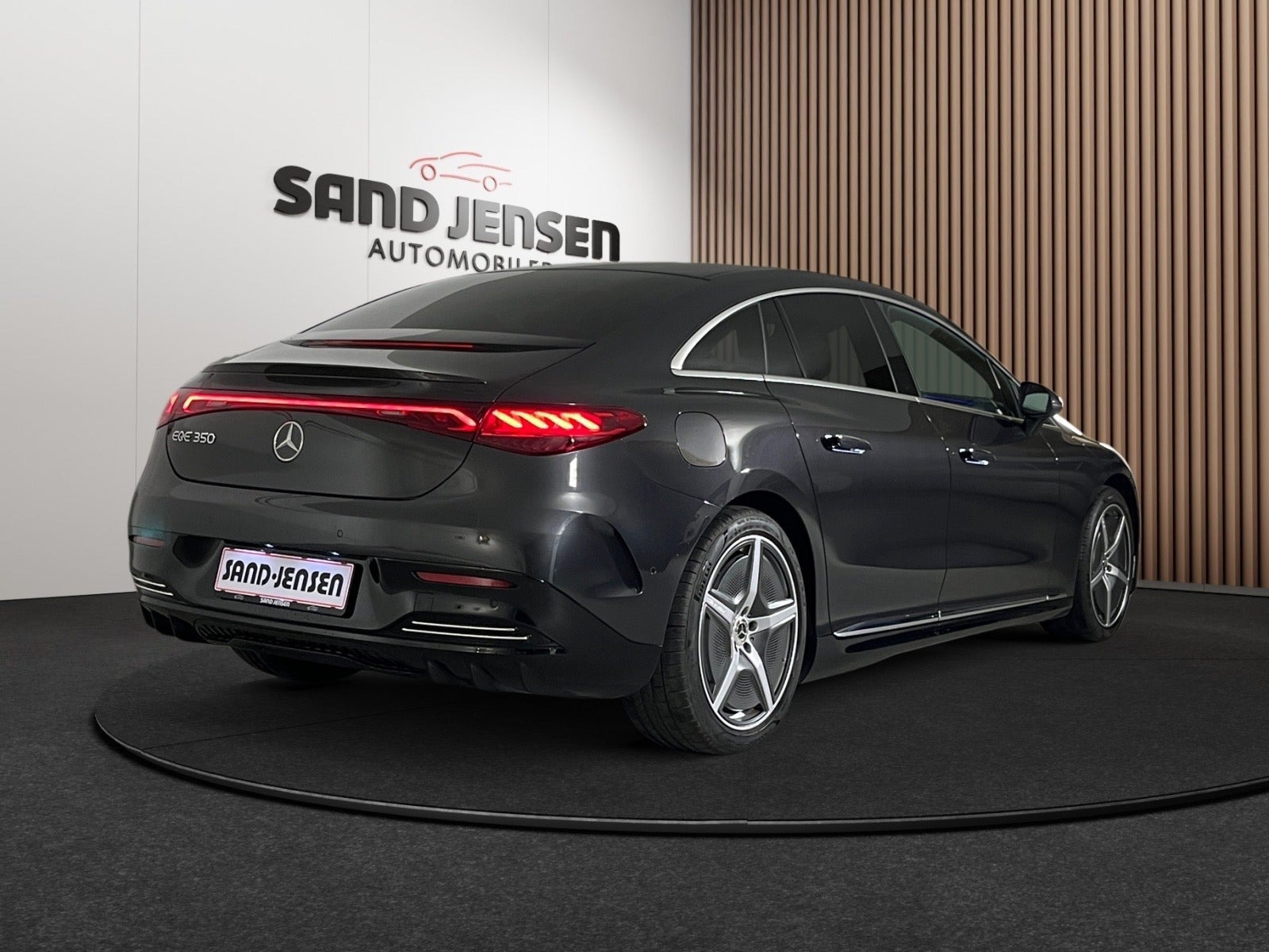 Grå Mercedes EQE350 fra 2024