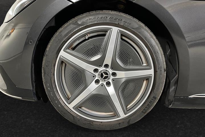 Grå Mercedes EQE350 fra 2024