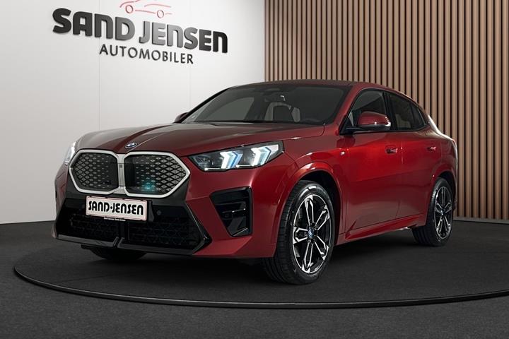 Rød BMW iX2 fra 2025