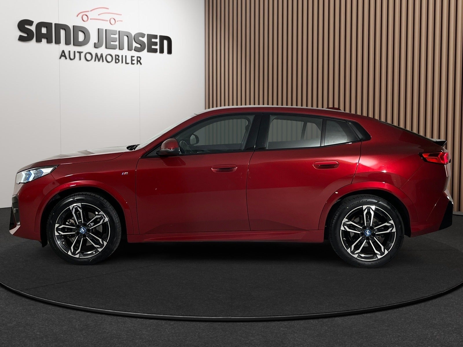 Rød BMW iX2 fra 2025