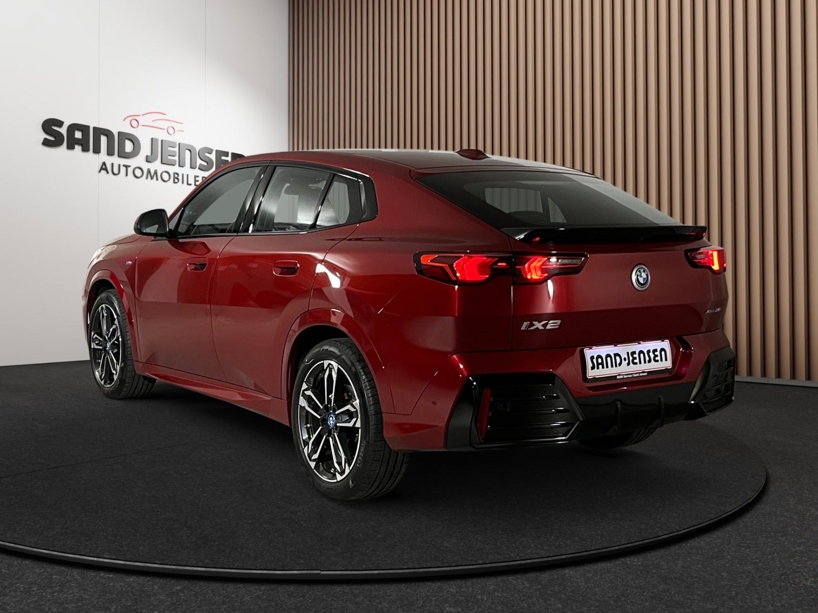 Rød BMW iX2 fra 2025