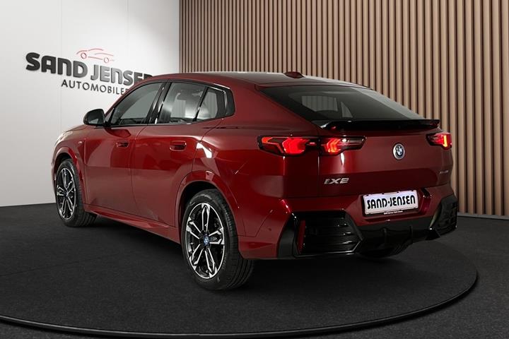 Rød BMW iX2 fra 2025
