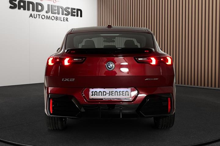 Rød BMW iX2 fra 2025